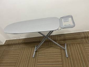 Cầu là, Bàn để ủi quần áo màu xám