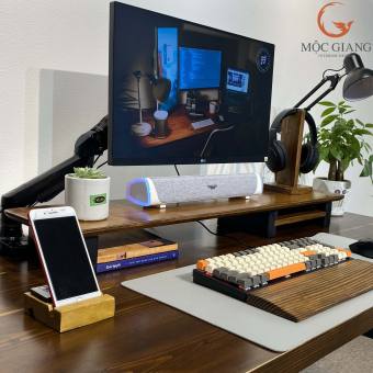 Kệ Màn Hình 3 Chân Gỗ Thông Mỹ - Sơn Nâu Lộ Vân Gỗ Tự Nhiên - Mộc Giang Interior Design