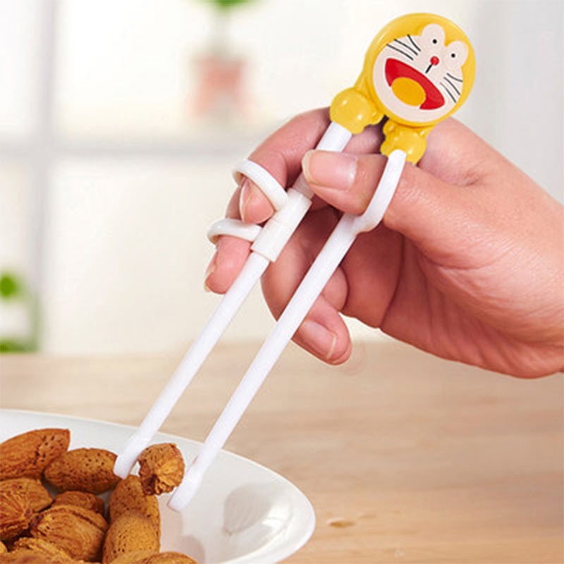 Đũa ăn dặm/ đũa tập ăn hình doremon/ đũa tập ăn dặm xỏ ngón doremon cho bé/ đũa tập ăn dặm xỏ ngón thông minh/ đũa tập ăn xỏ ngón đôremon cho bé tập gắp/ đũa tập ăn doraemon đáng yêu cho bé