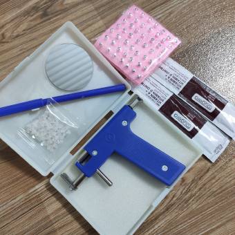 Hộp dụng cụ bấm lỗ tai