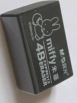 1 viên gôm tẩy bút chì đen MG ( gôm con thỏ )