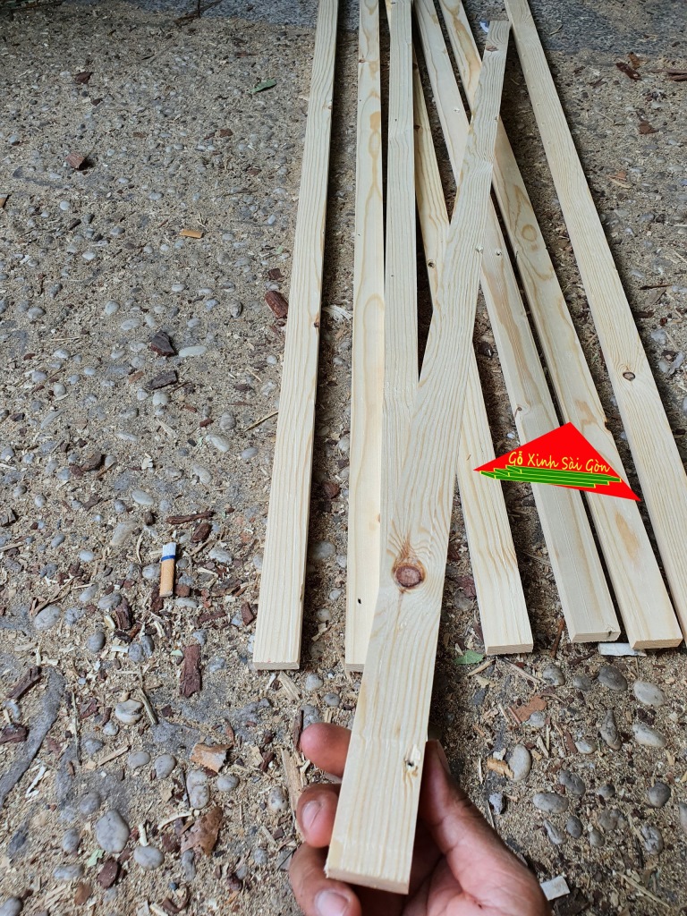 Thanh gỗ thông pallet rộng 2cm-3cm x dài 1m2 x dày 1.3cm dùng đóng thùng pallet trang trí ngoài trời
