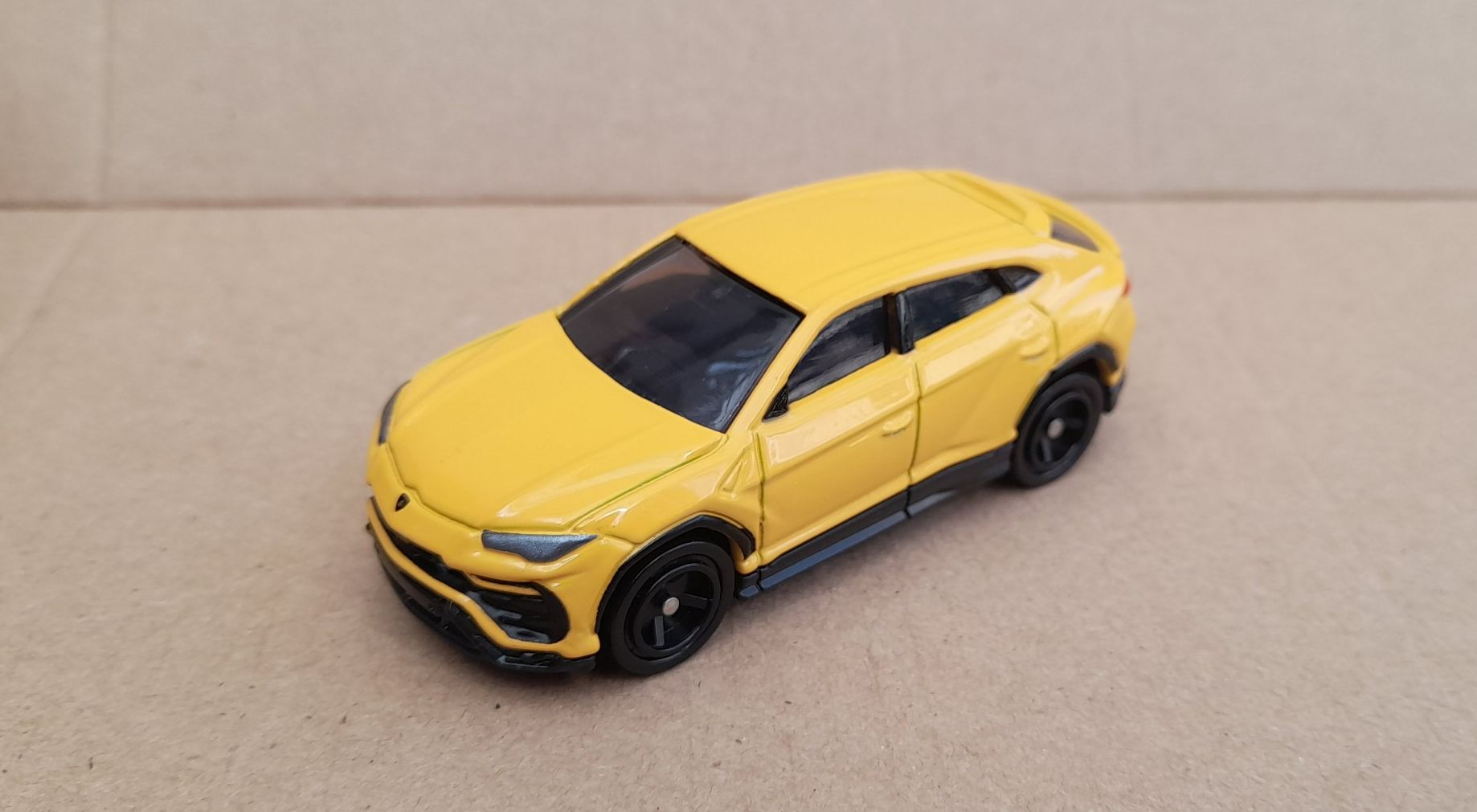 Xe mô hình Tomica - Xe Lambor Urus màu vàng giá rẻ cho bé sưu tập