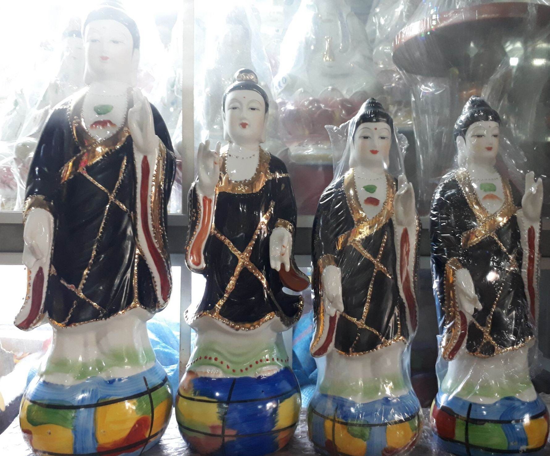 Tượng mẹ địa mẫu sứ