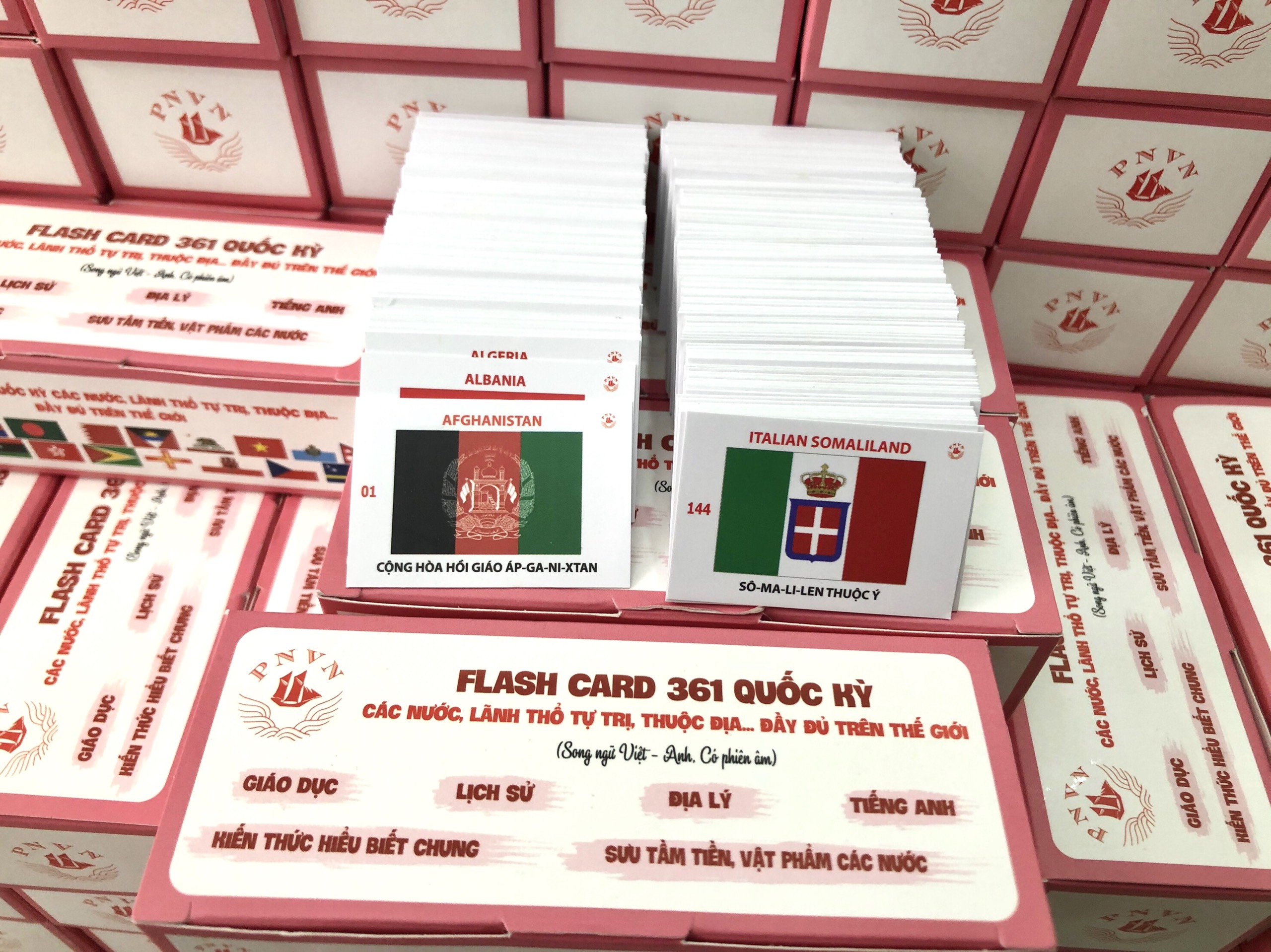 Bộ cờ thế giới, 361 lá quốc kỳ của 361 quốc gia khác nhau