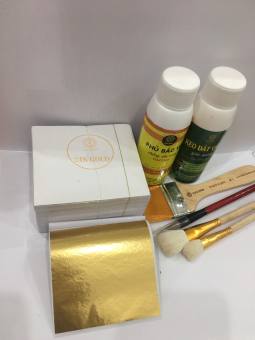 COMBO DÁT VÀNG 24K GOLD HACOWA GỐC NƯỚC GỒM 500 LÁ VÀNG 24K GOLD HACOWA, 100ML KEO GỐC NƯỚC, 100ML PHỦ GỐC NƯỚC, 4 BÚT CHỔI CHUYÊN DÙNG CHO DÁT VÀNG TRÊN SẢN PHẨM NHƯ THẠCH CAO, XI MĂNG, GIẤY, TRANH VẼ, HOA QUẢ ...