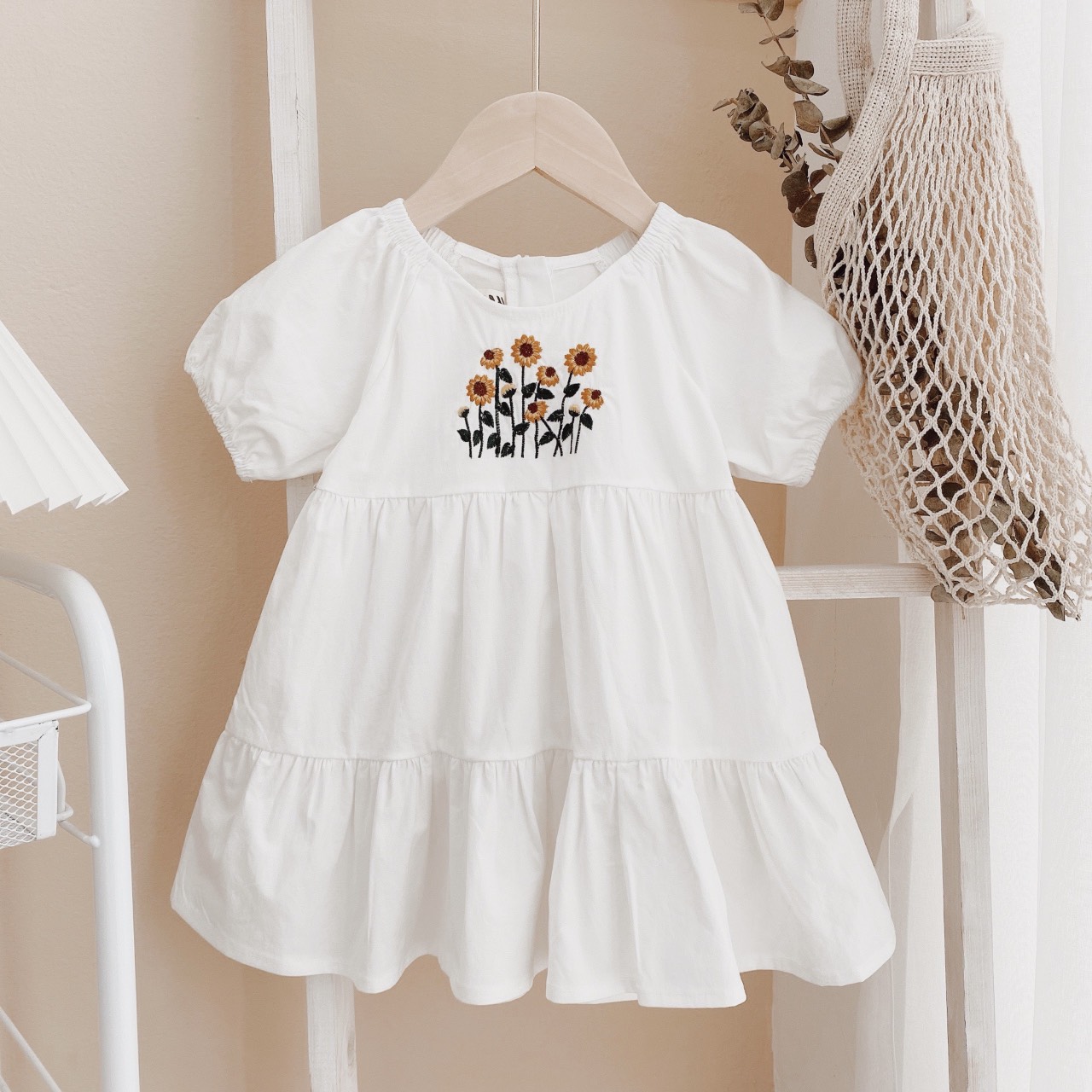 Váy h&m màu trắng bé gái thêu hoa hướng dương