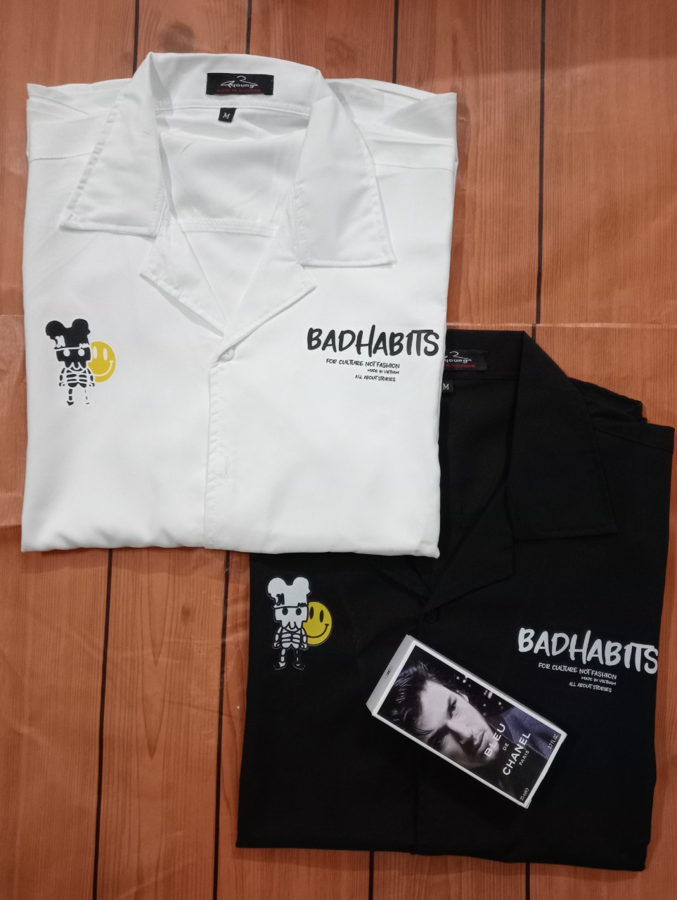 Áo sơ mi cổ vest form rộng ngắn tay vải lụa mềm họa tiêt badhabits
