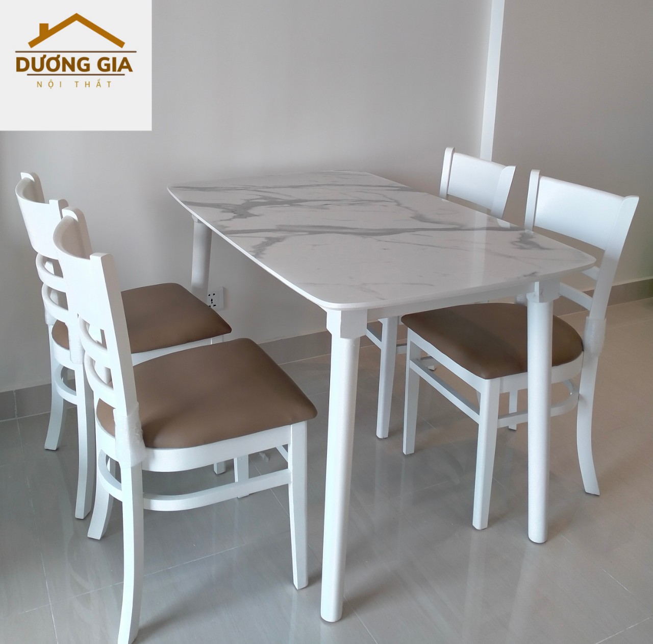Bộ bàn ăn gia đình 4 ghế gỗ tự nhiên