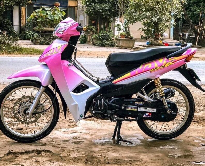 Tem Wave 50cc trắng hồng: Những chiếc xe số vẫn luôn là lựa chọn hàng đầu của giới trẻ Việt Nam. Và với thiết kế tem trắng hồng xinh xắn, chiếc Wave 50cc này sẽ khiến bạn trở nên nổi bật và thu hút ngay từ ánh nhìn đầu tiên. Hãy xem ảnh để thực sự hiểu rõ hơn về sự thanh lịch và tinh tế của chiếc xe này.