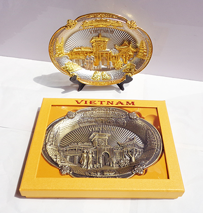 Dĩa Oval có chân phong cảnh Việt Nam - Dĩa gang đúc.