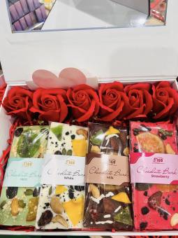 Set quà tặng gồm 4 Socola sữa mix trái cây sấy dẻo và Hạt 80g FIGO, nơ thiệp ruy băng túi quà hoa hồng sáp