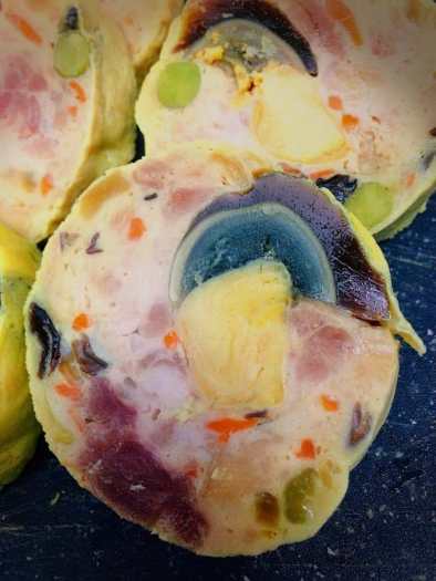 CHẢ HOA NGŨ SẮC (trứng muối+trứng bắc thảo) 500gr