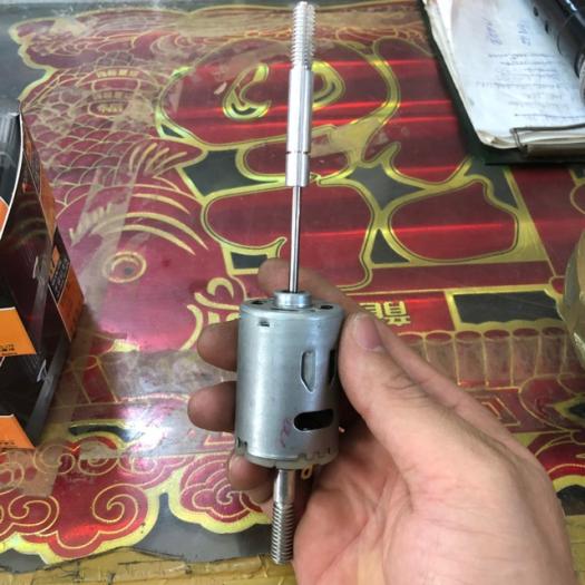 mô tơ quạt 12v sử dụng nguồn điện 12v,có thể sd ắc quy hoặc adaptor 12v và tấm pin năng lượng